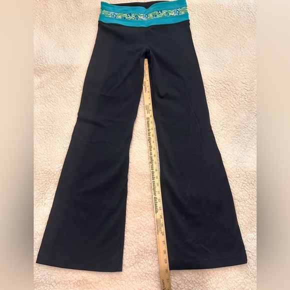 Kirkland Signature reversible yoga flare leg pants small regular - Picture 3 of 8